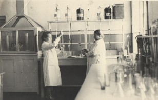 Лаборатория главного водозабора 1956г Лаборанты Меновщикова и  Жуликова.jpg